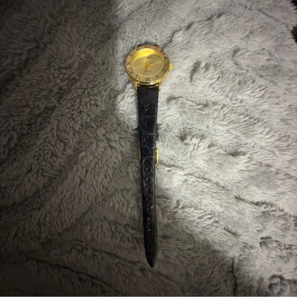 Small Gold-Tone Time Quartz Watch for Women with Roman - Picture 6 of 10